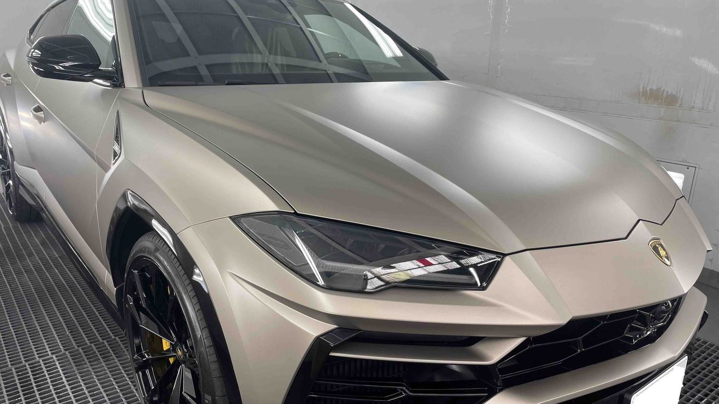 塗装ブースで Fenix Scratch Guard を施工した車両のボンネットとフロント